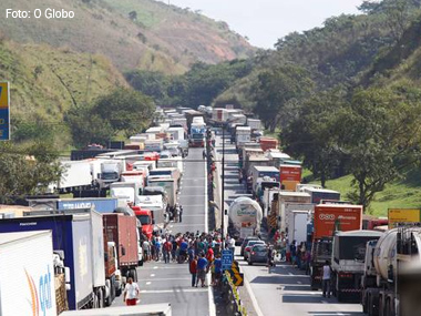 Paralisação dos caminhoneiros prejudica trânsito na Dutra (RJ)