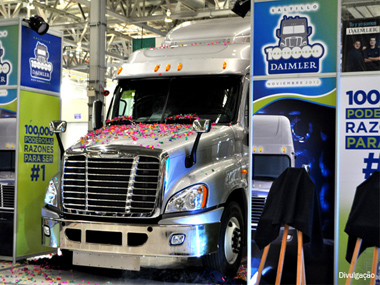 Fábrica da Freightliner no México produz 100 mil caminhões