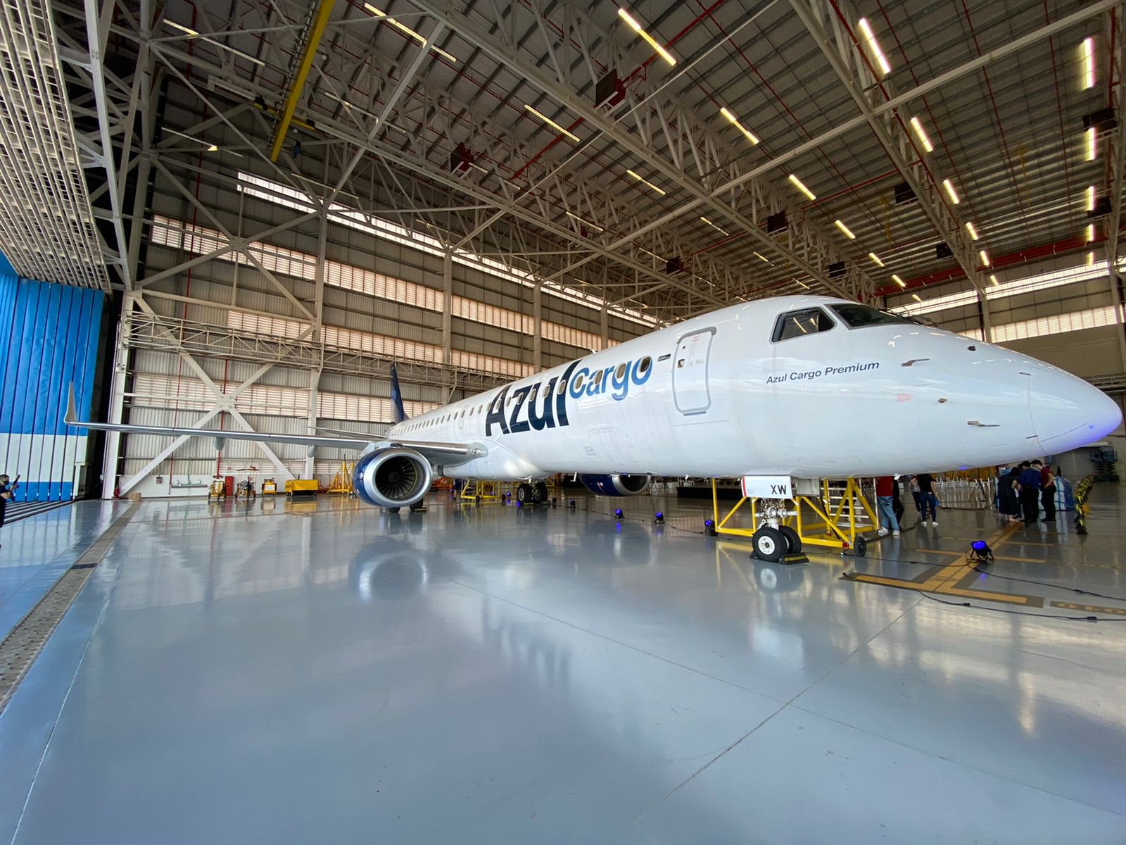 Azul Cargo celebra sucesso da transformação de jatos de passageiros em cargueiros
